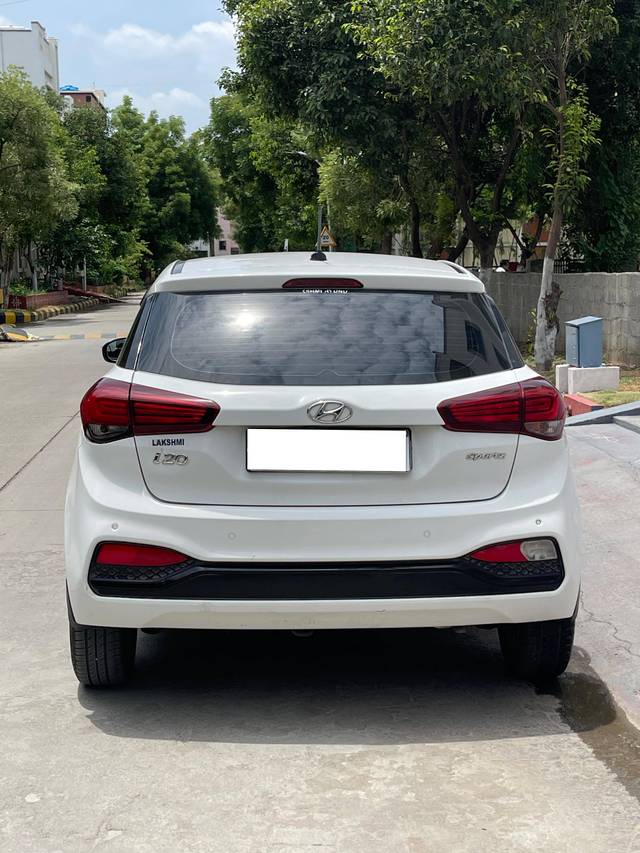 https://images10.gaadi.com/usedcar_image/4617115/original/processed_ead179b172f2403283c950235ba7dfd4.jpg?imwidth=6402