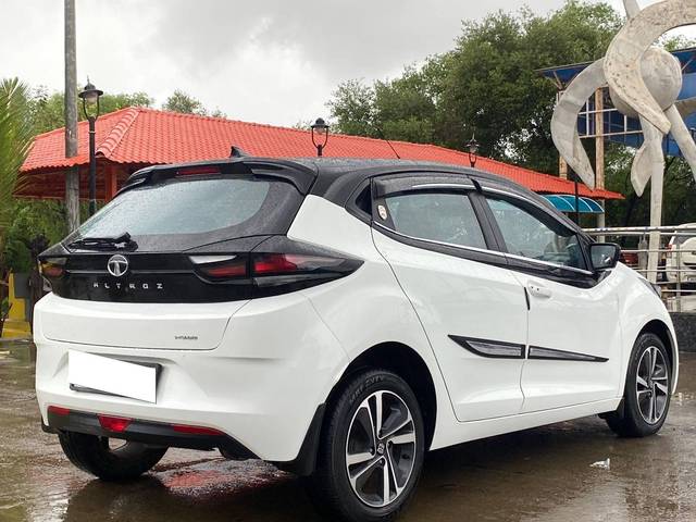 https://images10.gaadi.com/usedcar_image/4617131/original/processed_18296b22e7404509f2f1ccbe95cdf72e.jpg?imwidth=6402