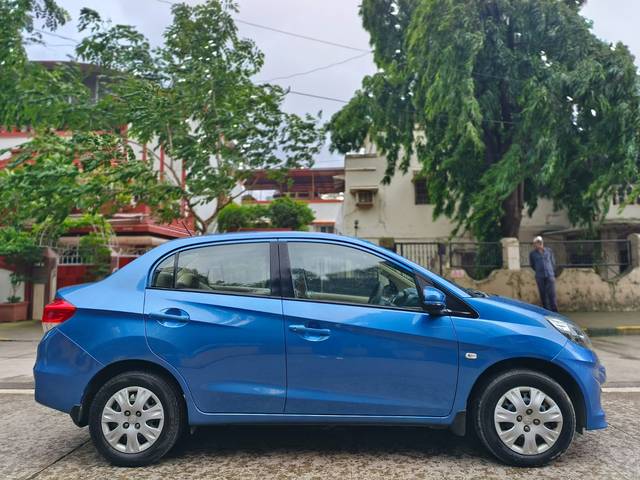 https://images10.gaadi.com/usedcar_image/4617136/original/59f0e199141a9e1bc1cebc90c9b8f0b3.jpg?imwidth=6401