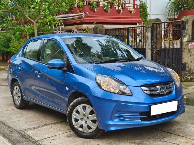 https://images10.gaadi.com/usedcar_image/4617136/original/processed_6d83280e523a1c38717a41e1c4ffd332.jpg?imwidth=6400