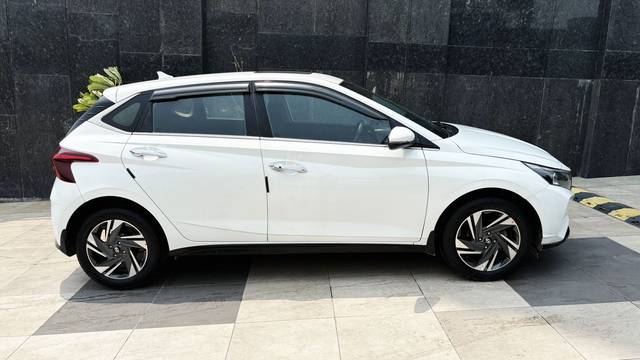 https://images10.gaadi.com/usedcar_image/4617179/original/fc80712e57355f05f1b678979fc14efc.jpg?imwidth=6401