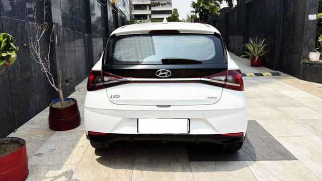 https://images10.gaadi.com/usedcar_image/4617179/original/processed_90c819a876f50f6f645aef219ce6cda1.jpg?imwidth=6402