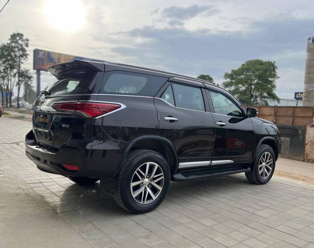 https://images10.gaadi.com/usedcar_image/4617249/original/processed_2ef353a5c63f6bb262d2237321fa8d21.jpg?imwidth=6401