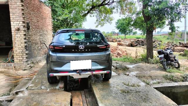 https://images10.gaadi.com/usedcar_image/4617353/original/processed_2f5ec43c-6aa4-43a0-a9ad-f6282b6b96ad.jpg?imwidth=6401