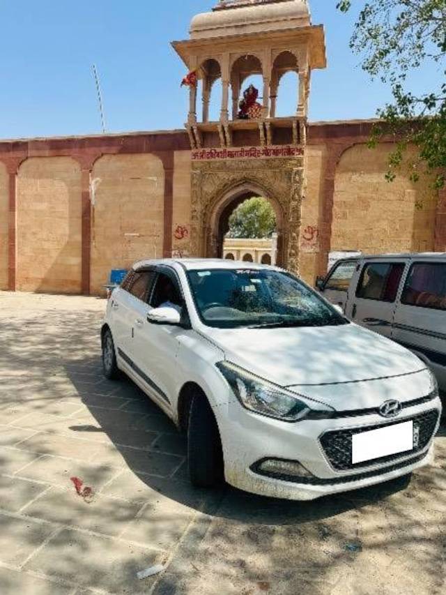https://images10.gaadi.com/usedcar_image/4617360/original/processed_74193a37-53f3-4528-a830-97247e2b5f56.jpeg?imwidth=6400