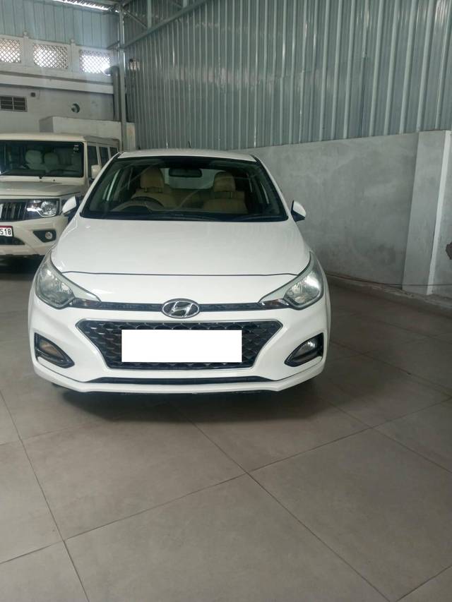 https://images10.gaadi.com/usedcar_image/4617382/original/processed_bacce85e51f69050d8d4fb83ef3b88e3.jpg?imwidth=6400