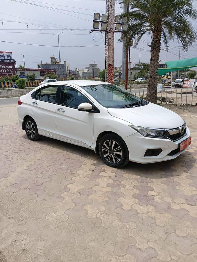 https://images10.gaadi.com/usedcar_image/4617439/original/processed_5bdd2aedd0299ff9e25ff8da6a4f063a.jpg?imwidth=6400