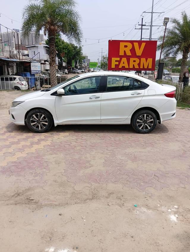 https://images10.gaadi.com/usedcar_image/4617439/original/processed_63691aaaa09f3e84df0b4848a0fe3e4b.jpg?imwidth=6402
