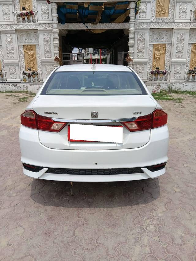 https://images10.gaadi.com/usedcar_image/4617439/original/processed_811c570b521bf25df5ad9970508941f7.jpg?imwidth=6401