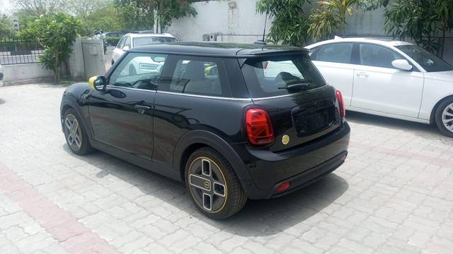 https://images10.gaadi.com/usedcar_image/4617447/original/processed_8c9a15693f8b9db8469b19086d550494.jpeg?imwidth=6401
