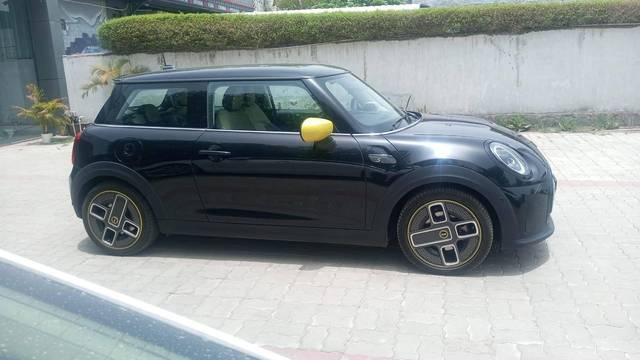 https://images10.gaadi.com/usedcar_image/4617447/original/processed_8e4f814bbbddcb86ad01609a79e380af.jpeg?imwidth=6400