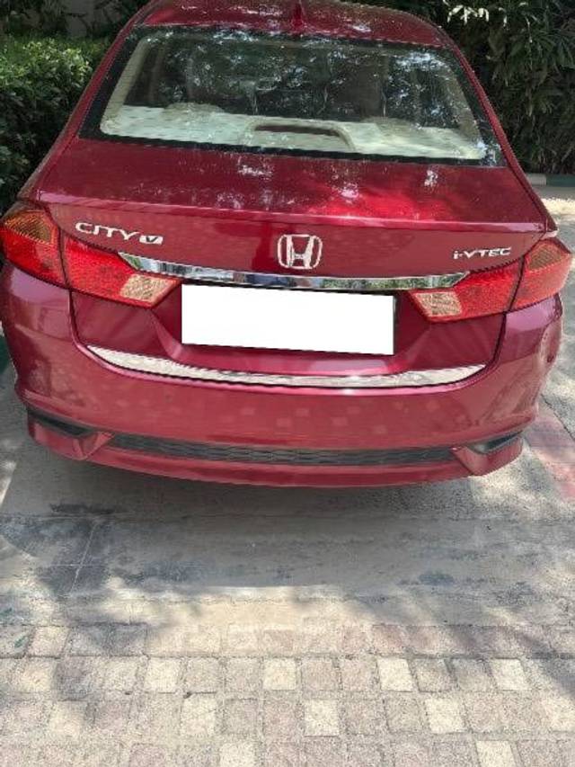 https://images10.gaadi.com/usedcar_image/4617449/original/processed_5419d6f6-ff70-4c21-8f0f-3694b2f409c3.jpg?imwidth=6402