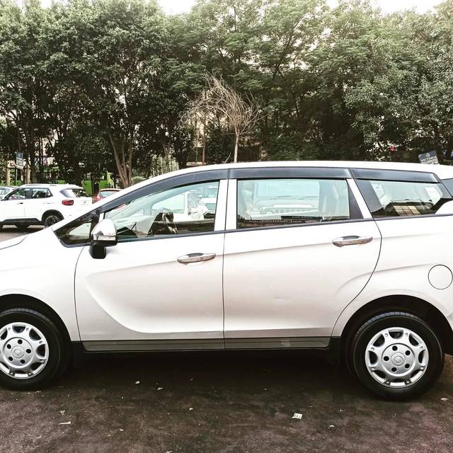 https://images10.gaadi.com/usedcar_image/4617516/original/processed_7287c54a-41d3-411f-8b23-53c1b1664de1.jpg?imwidth=6402