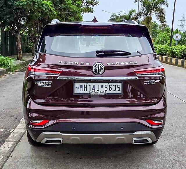 https://images10.gaadi.com/usedcar_image/4617532/original/processed_477f004fdabc44e74a6a4c759688e8d2.jpg?imwidth=6402