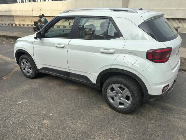 https://images10.gaadi.com/usedcar_image/4617565/original/processed_32d274ef-41ed-4292-9bf8-8bdc2819ed86.jpg?imwidth=6402