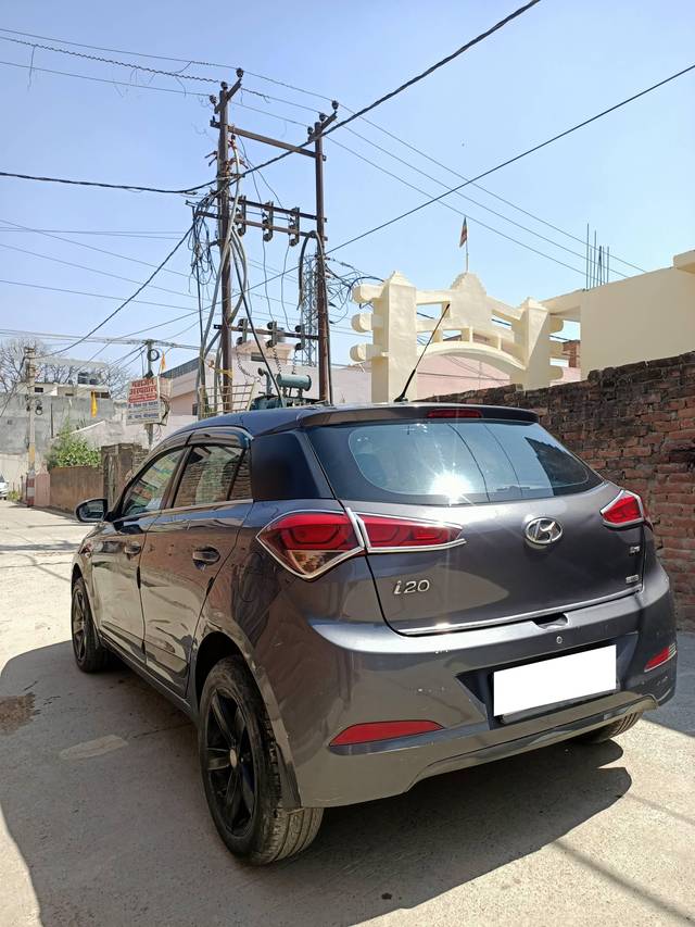 https://images10.gaadi.com/usedcar_image/4617707/original/processed_99ca1206-39fb-4a74-adb6-381413971d42.jpg?imwidth=6400