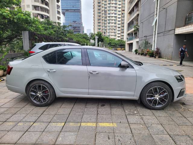 https://images10.gaadi.com/usedcar_image/4617737/original/7012b59be8ea52b27e51a55f92dae712.jpg?imwidth=6401