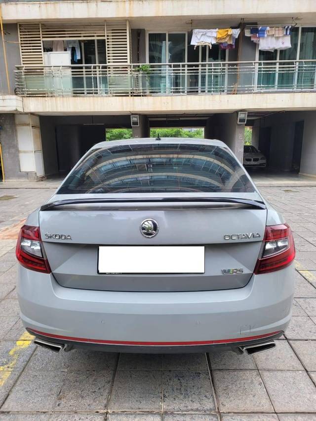 https://images10.gaadi.com/usedcar_image/4617737/original/processed_e3286e1bec80a7822eb34cd56c133c57.jpg?imwidth=6402