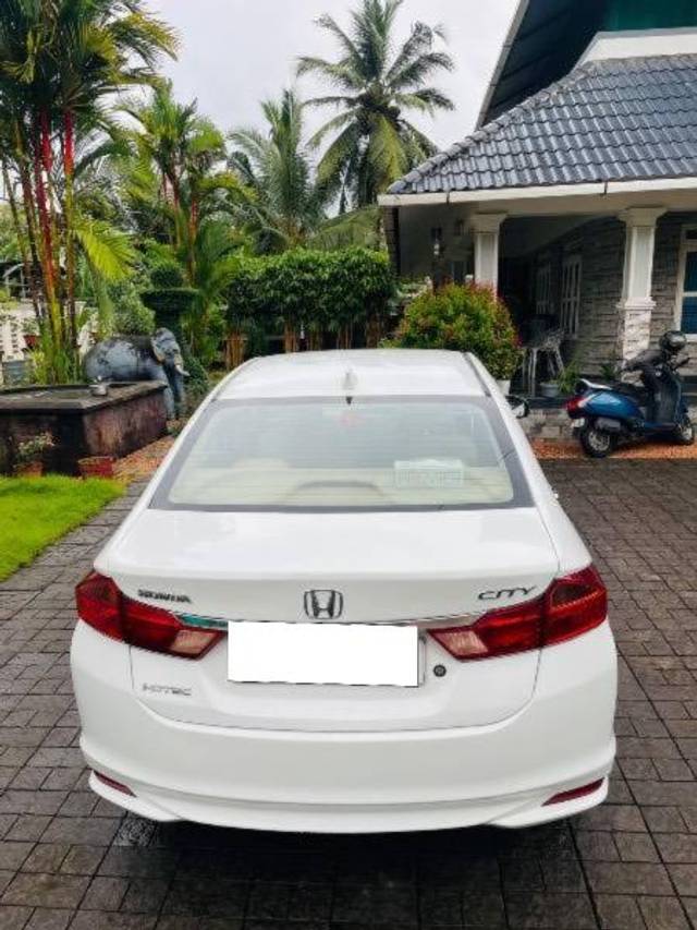 https://images10.gaadi.com/usedcar_image/4617743/original/processed_23262779-edca-4755-bd3b-0550148df91f.jpeg?imwidth=6402