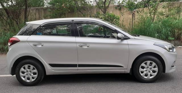 https://images10.gaadi.com/usedcar_image/4617789/original/f171d4351a49d493efdac05ad8b19373.jpg?imwidth=6401