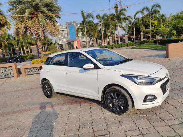 https://images10.gaadi.com/usedcar_image/4617863/original/679df19be0ec9992d7fa88920a1c5484.jpg?imwidth=6400