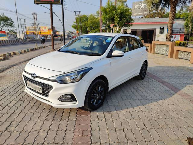 https://images10.gaadi.com/usedcar_image/4617863/original/processed_c13e818b2f434bfe1d9afd54655ced6e.jpg?imwidth=6402