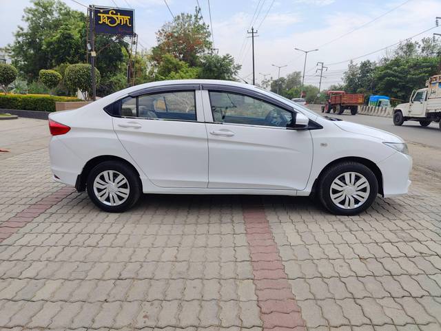 https://images10.gaadi.com/usedcar_image/4617869/original/processed_ca8b1191b46f1e86a8fff5a1e15316e8.jpg?imwidth=6401