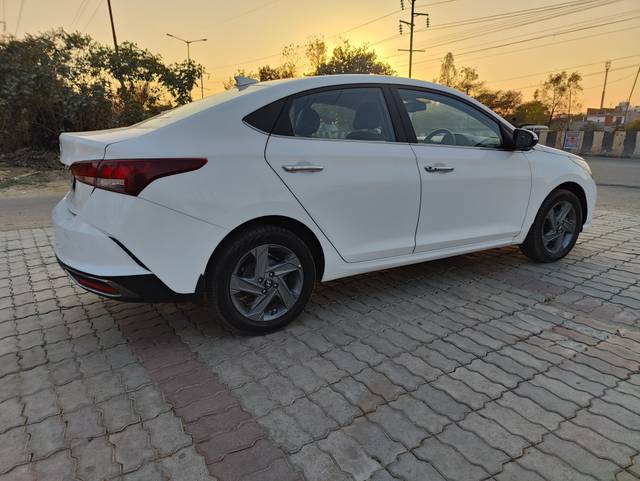 https://images10.gaadi.com/usedcar_image/4617899/original/b99aa56b80d964c8772c5206f9d92dff.jpg?imwidth=6401