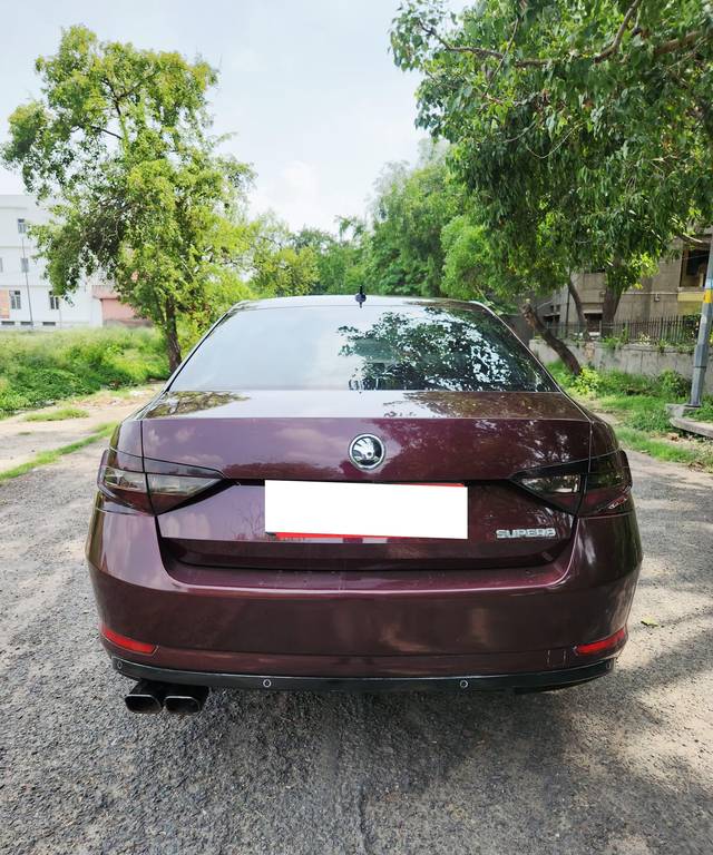 https://images10.gaadi.com/usedcar_image/4617933/original/processed_ad1e1e45a34a226963d712a4121aec9d.jpg?imwidth=6401