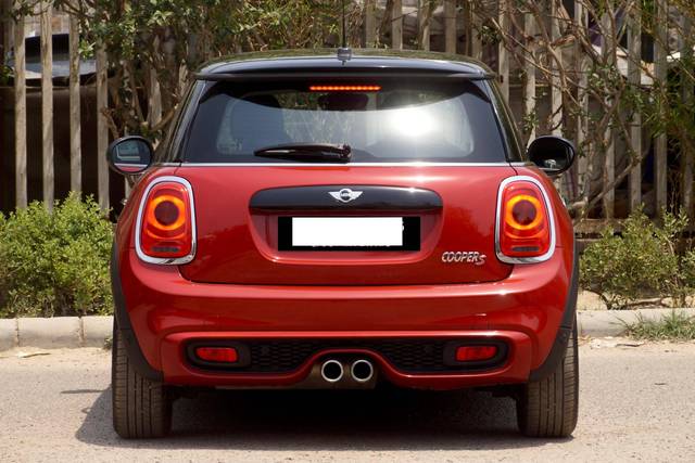 https://images10.gaadi.com/usedcar_image/4617946/original/processed_1d7072270394be26e272dc2657d5c92e.jpg?imwidth=6402