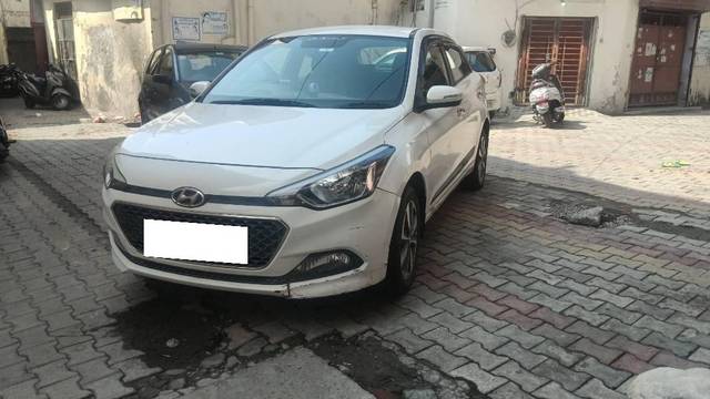 https://images10.gaadi.com/usedcar_image/4617960/original/processed_c2f1b5b2-2e08-4414-a3f7-74d43cb2d3fd.jpg?imwidth=6402