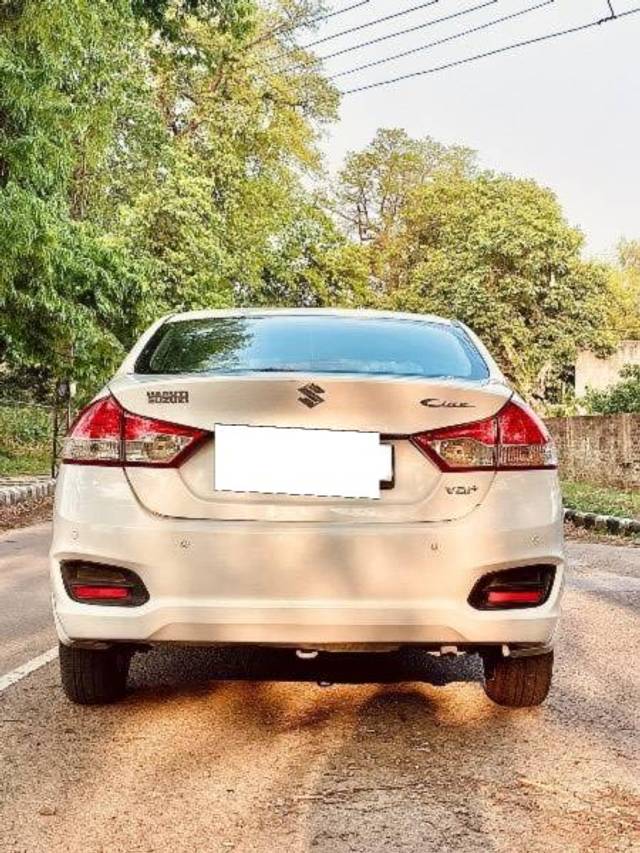 https://images10.gaadi.com/usedcar_image/4618045/original/processed_e89ca7d6-74f1-463c-887a-8777767e013d.jpeg?imwidth=6401