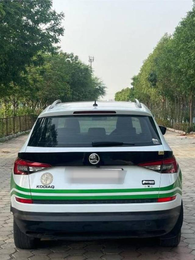 https://images10.gaadi.com/usedcar_image/4618064/original/processed_41ebb623-3854-4faf-be0d-e0bbd2c206f6.jpeg?imwidth=6401