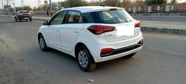 https://images10.gaadi.com/usedcar_image/4618072/original/processed_7bddeb23-820c-4006-a548-0c5880f37025.jpg?imwidth=6402