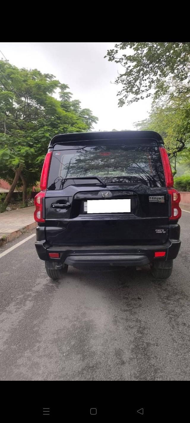 https://images10.gaadi.com/usedcar_image/4618080/original/processed_a168745bd4facfe53cc1bceb46a2803a.jpg?imwidth=6401