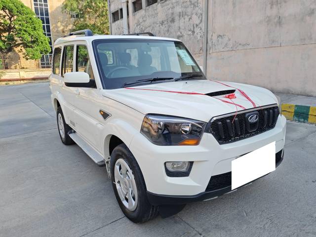 https://images10.gaadi.com/usedcar_image/4618095/original/processed_1511a81f82ea9d915294132b7ccd73f8.jpg?imwidth=6400