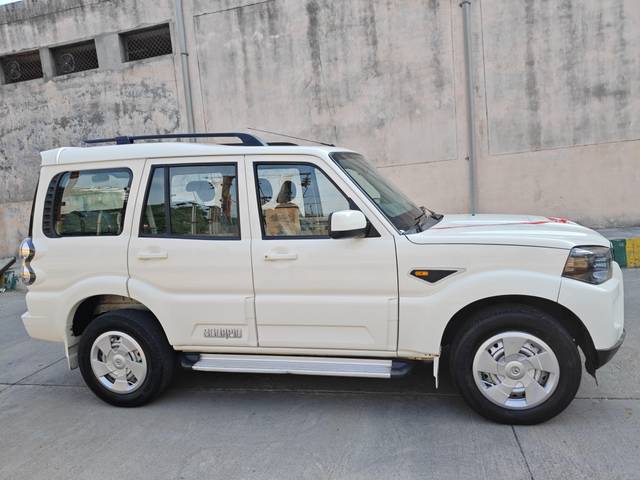 https://images10.gaadi.com/usedcar_image/4618095/original/processed_f4550ccde610d2f9da267e7e6e51e2ec.jpg?imwidth=6401
