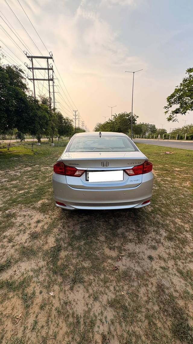 https://images10.gaadi.com/usedcar_image/4618221/original/processed_c8993723-d945-41b4-b99d-fbca16df8b67.jpeg?imwidth=6401