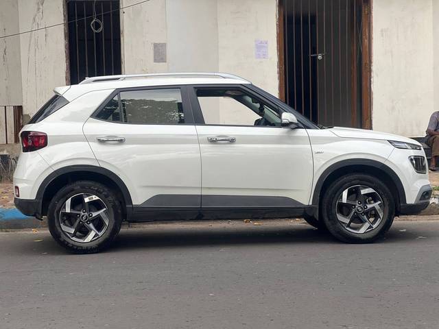 https://images10.gaadi.com/usedcar_image/4618243/original/bd21d812e8b518c16a22fffe7f87ffcd.jpg?imwidth=6401