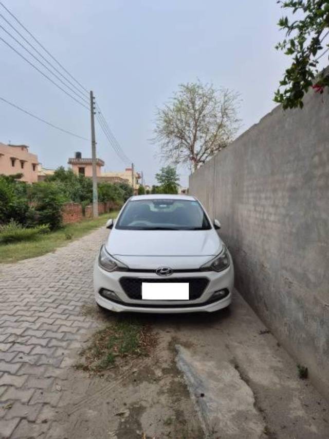 https://images10.gaadi.com/usedcar_image/4618370/original/processed_33a01ecf-bbae-4627-b3a1-00b129e378e4.jpg?imwidth=6402