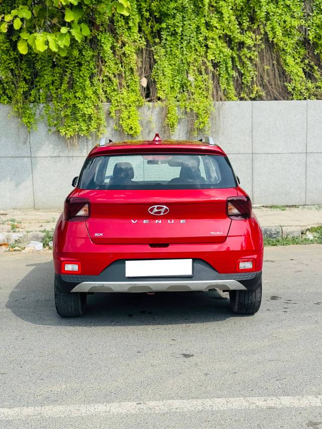https://images10.gaadi.com/usedcar_image/4618537/original/processed_e451b4a7ec197e203311213f0668e775.jpg?imwidth=6402