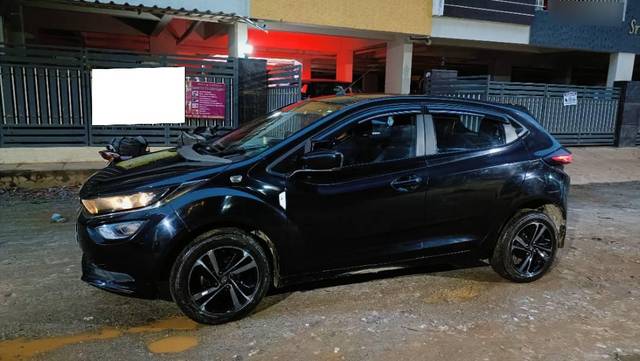 https://images10.gaadi.com/usedcar_image/4618538/original/processed_dd05b95b-e360-42be-9a03-f10c4c36a389.jpg?imwidth=6402