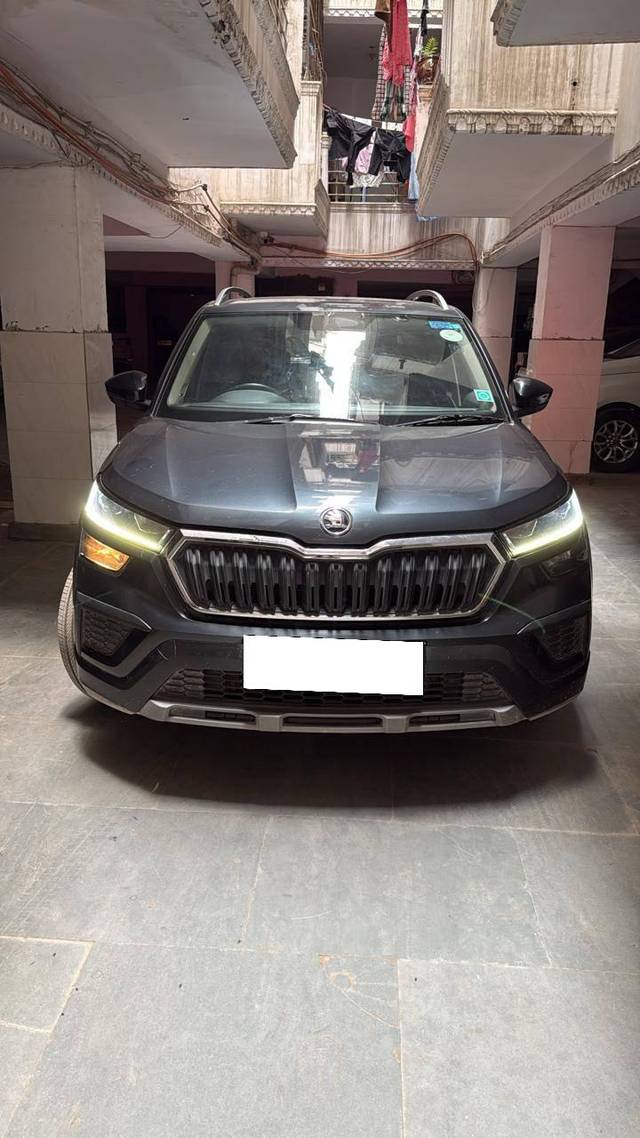 https://images10.gaadi.com/usedcar_image/4618674/original/processed_77c47aba-c0e2-448d-83d6-8117c735bae6.jpg?imwidth=6400