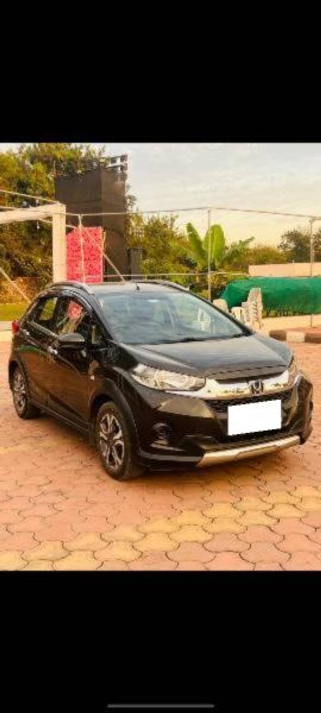 https://images10.gaadi.com/usedcar_image/4618911/original/processed_1f058961-ce9f-44fe-ab42-504bd2be1b36.jpg?imwidth=6400