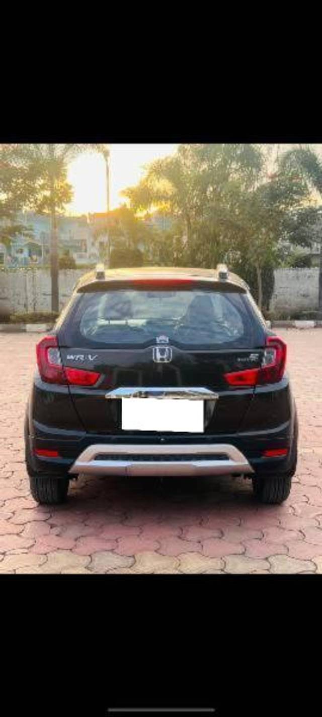 https://images10.gaadi.com/usedcar_image/4618911/original/processed_ae338524-7132-49e0-9aea-d540e7eb47a5.jpg?imwidth=6401