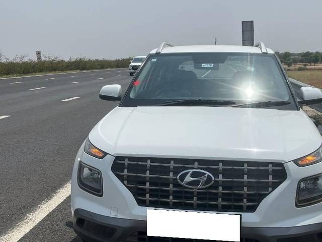 https://images10.gaadi.com/usedcar_image/4619056/original/processed_2b5b4e47-4292-4102-af24-acaa91add01b.jpeg?imwidth=6400