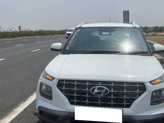 https://images10.gaadi.com/usedcar_image/4619056/original/processed_processed_2b5b4e47-4292-4102-af24-acaa91add01b.jpeg?imwidth=6400