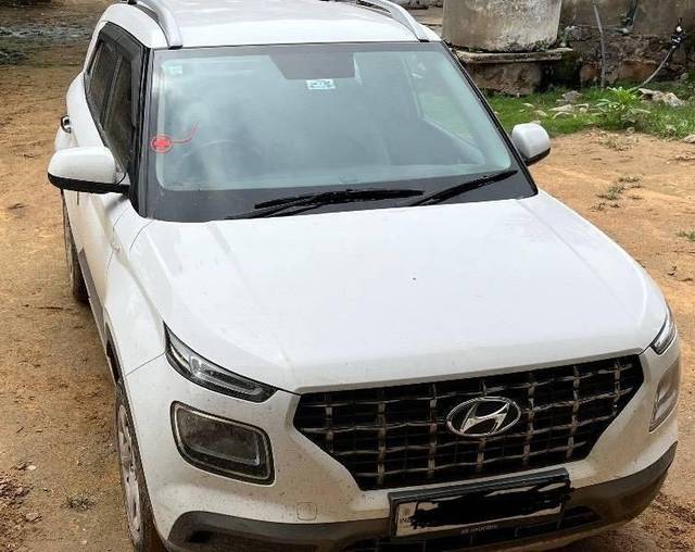 https://images10.gaadi.com/usedcar_image/4619056/original/processed_processed_417d44f9-2544-468f-bbca-2913b05d5839.jpeg?imwidth=6402