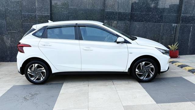 https://images10.gaadi.com/usedcar_image/4619157/original/32b672531f8e51be0ef31d63e922e84b.jpg?imwidth=6401