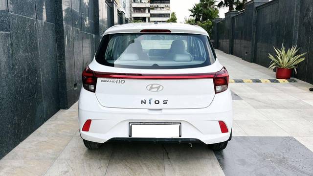 https://images10.gaadi.com/usedcar_image/4619163/original/processed_cc6b3636c663118dfaaf5bf0e82c3035.jpg?imwidth=6402